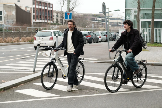Rider with cargo on Onesport OT12 city e-bike