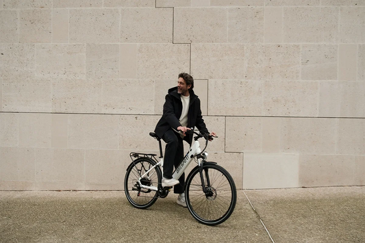 Comfortable step-thru frame of Onesport OT12 city e-bike