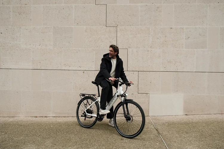 Comfortable step-thru frame of Onesport OT12 city e-bike